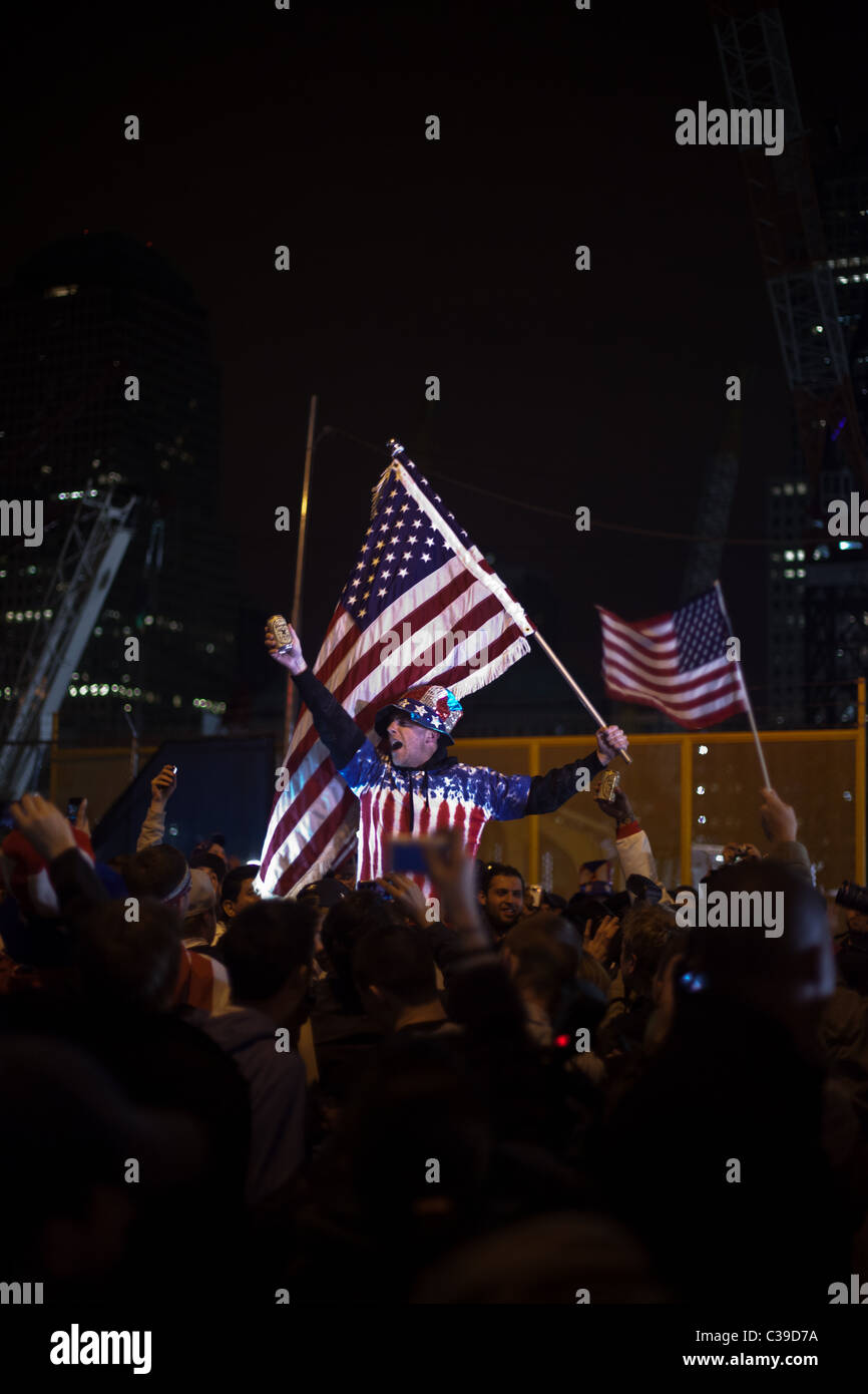 Una folla esulta e canta in eccitazione all'angolo di Vesey san e la Liberty San accanto a Ground Zero dopo aver udito che Osama Foto Stock