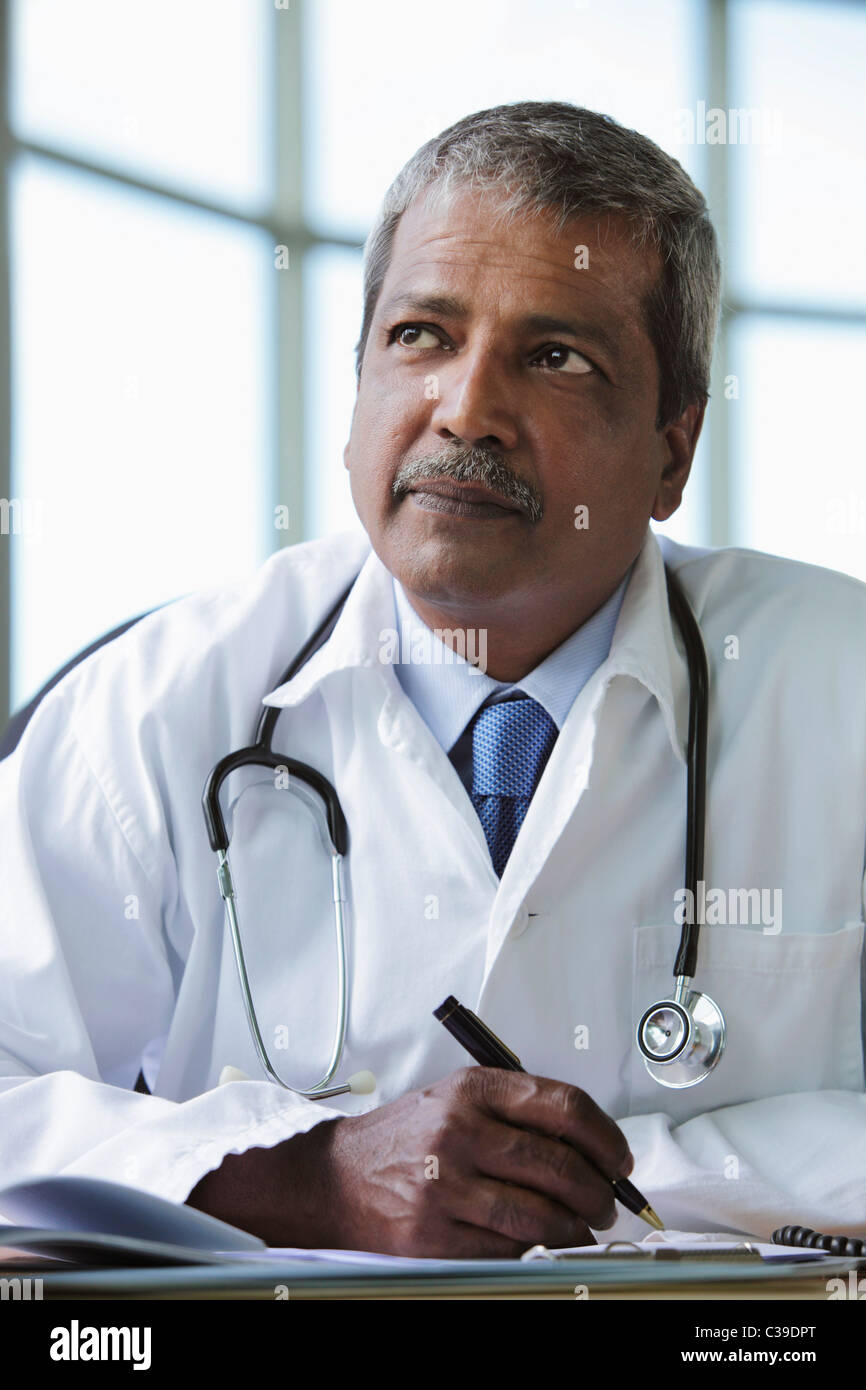 Ritratto di medico indiano il pensiero e la scrittura Foto Stock