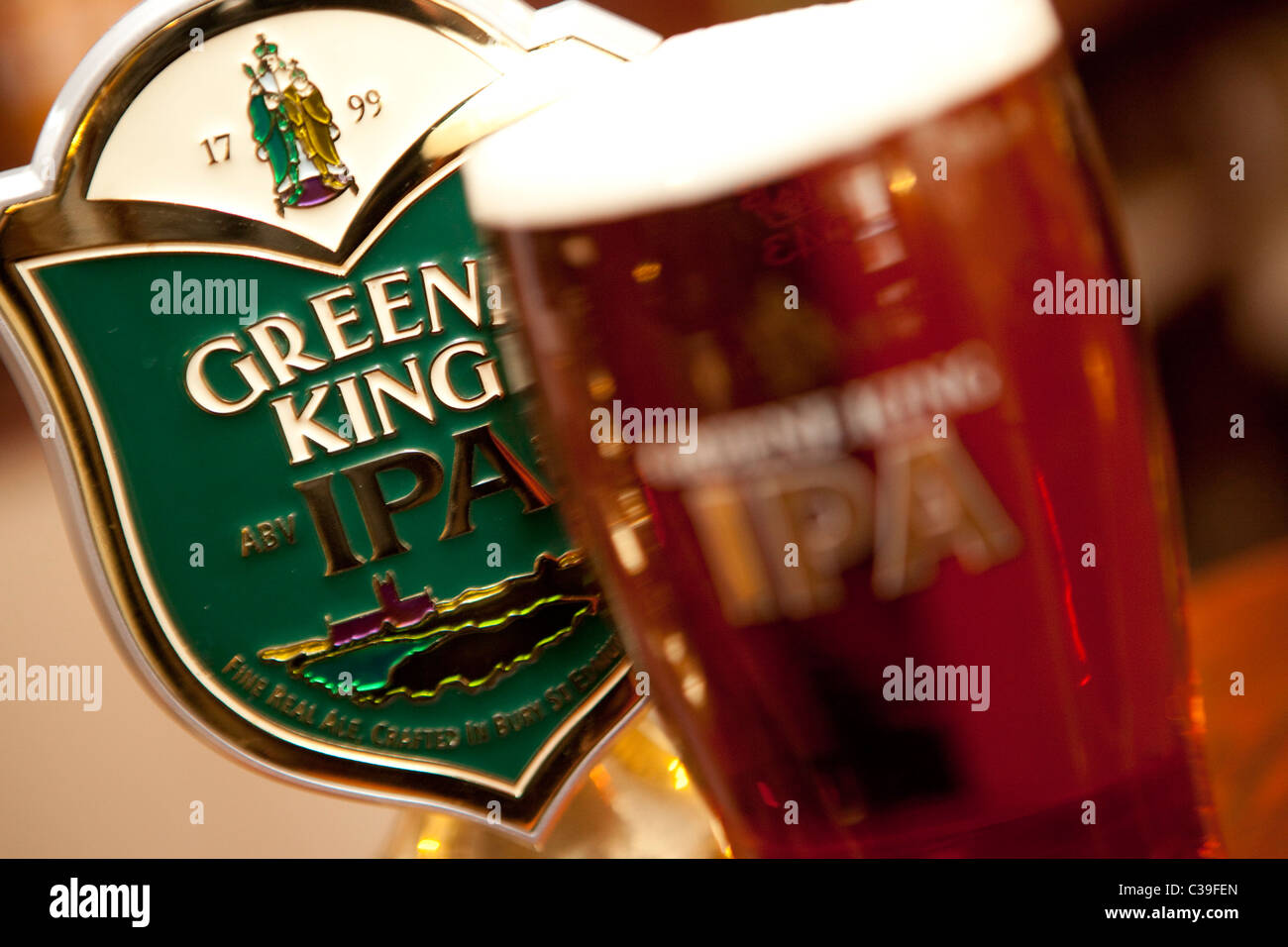 Una pinta della Greene King IPA in un vetro di marca. Foto Stock