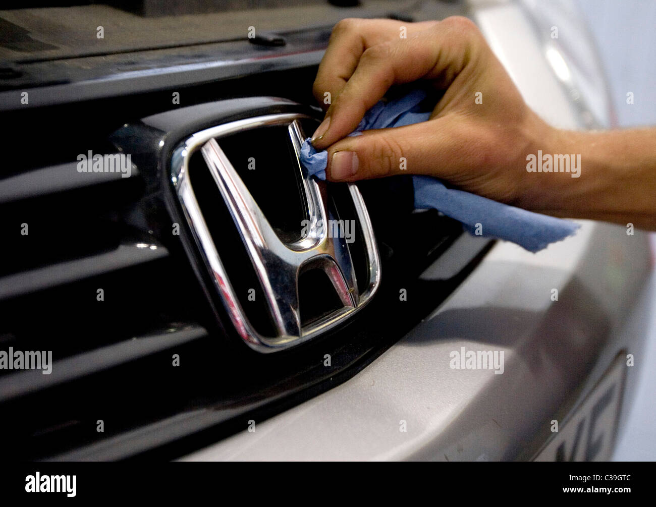 Una Honda Civic essendo preparato per la concessionaria showroom. Foto Stock