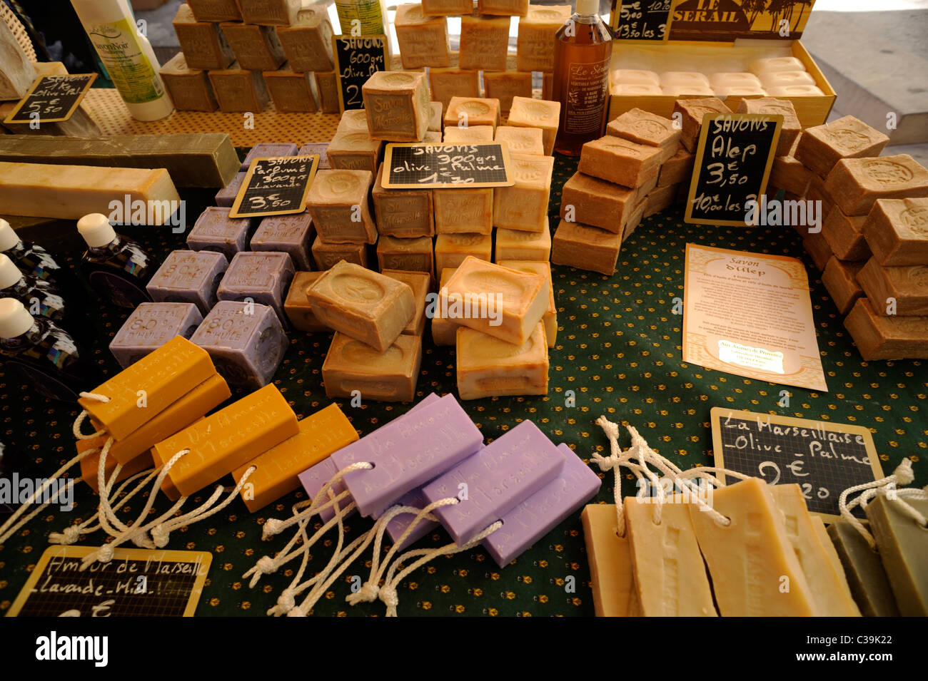Francia, Provenza, Vaucluse, Orange, Market Stall, sapone provenzale Foto Stock