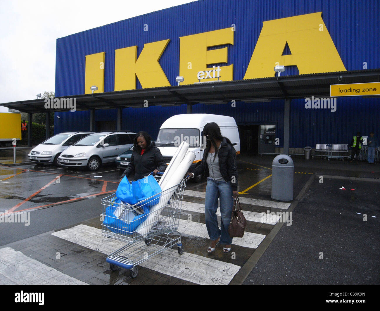 I clienti di lasciare un negozio Ikea con i loro acquisti. Foto Stock