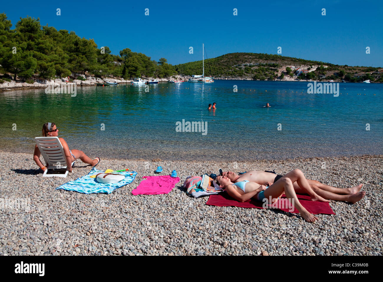 Una spiaggia all'esterno della città di Hvar (Croazia). Foto Stock