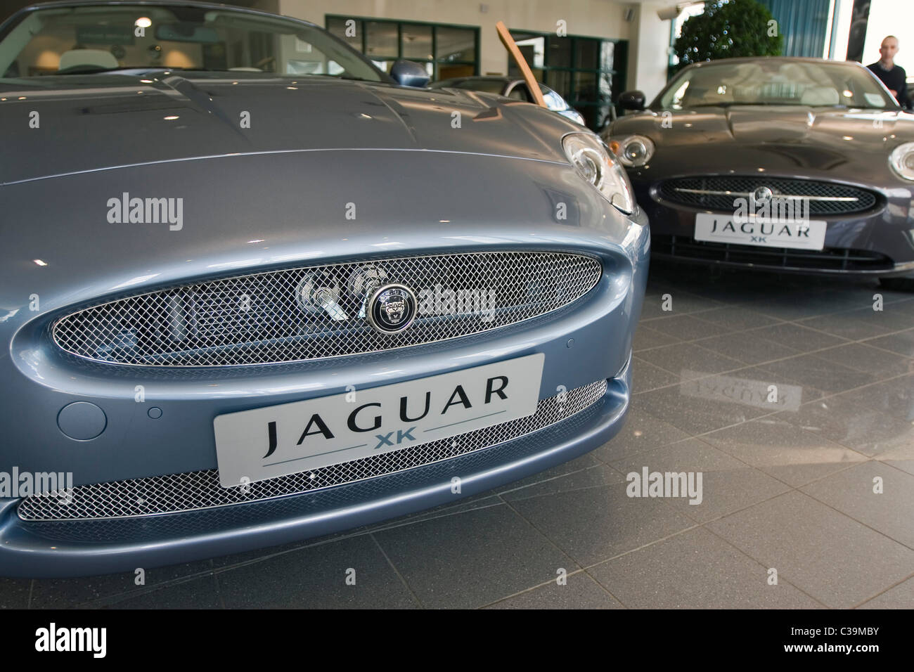 Una Jaguar XK all'interno di una concessionaria showroom in Cambridge Foto Stock