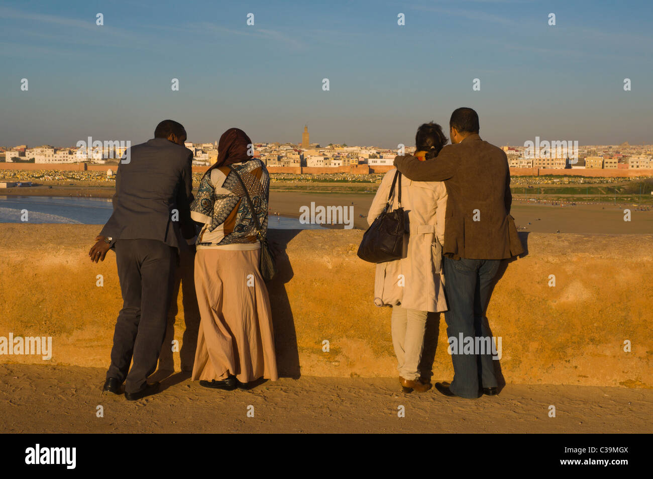 Le coppie a Platforme du Semafore piattaforma di osservazione Kasbah des Oudaias fortezza Rabat capitale del Marocco Foto Stock