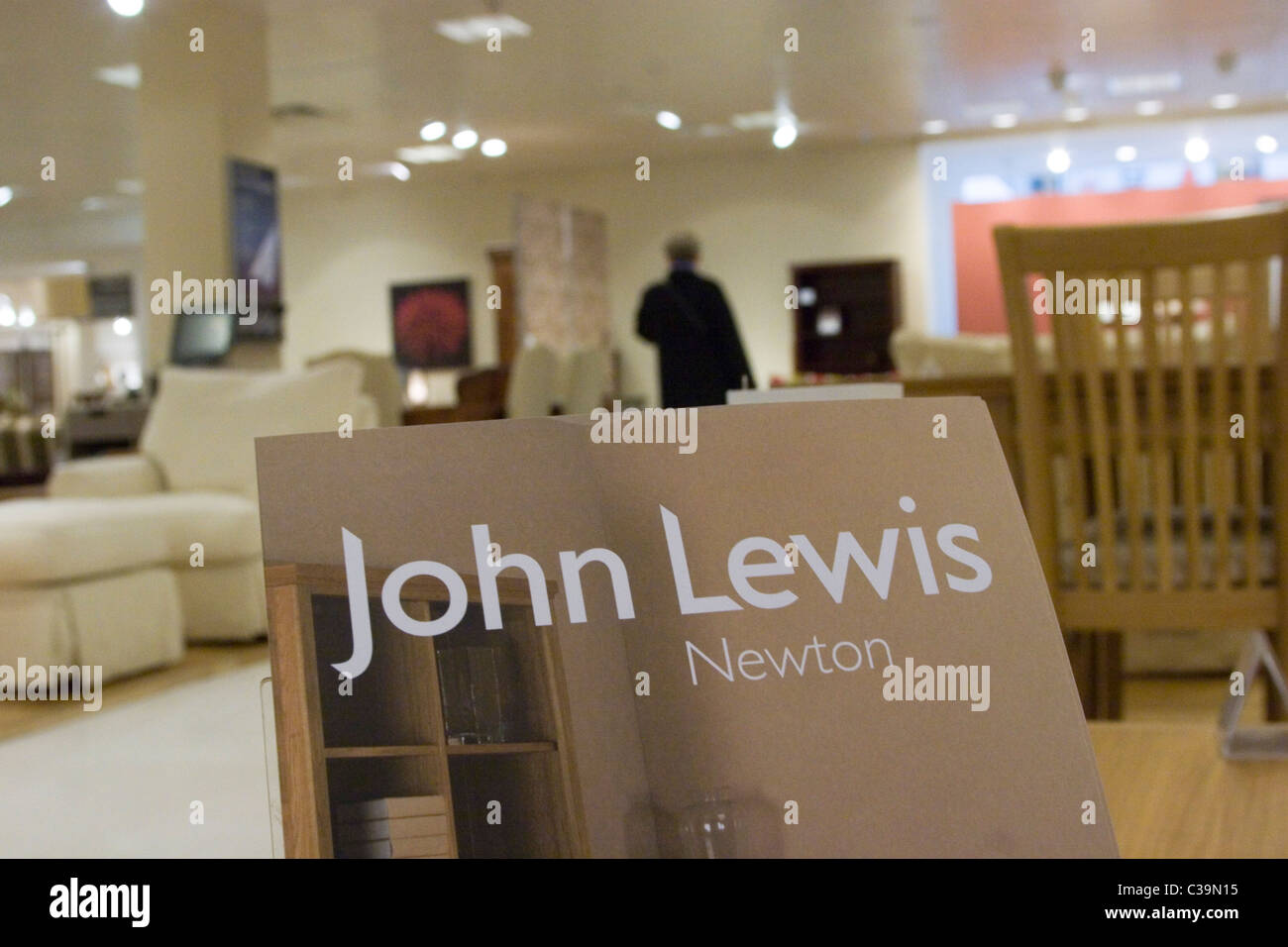 Un cliente la navigazione Home Arredo sezione in John Lewis' flagship store a Londra, in Oxford Street. Foto Stock