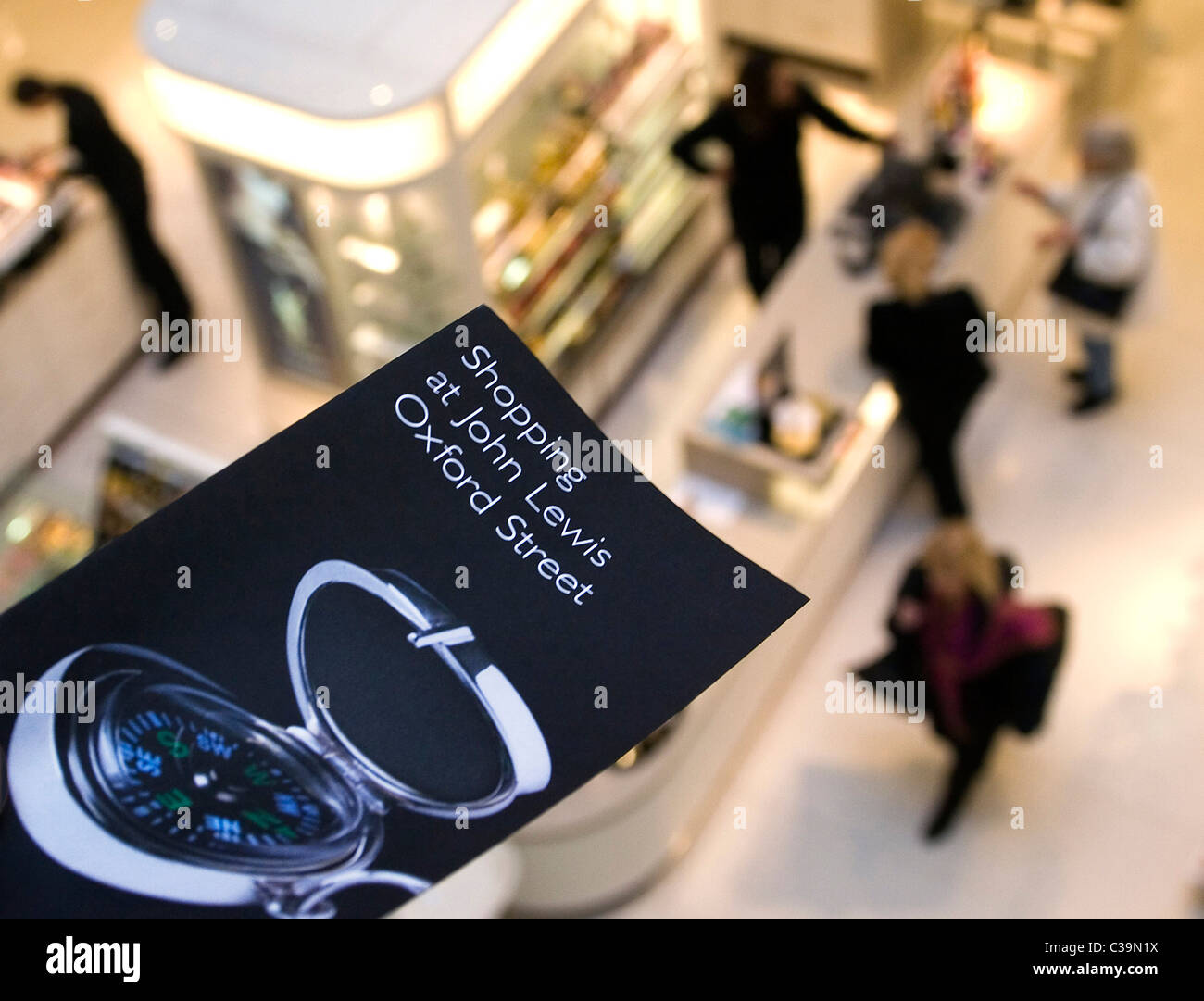 I clienti esplorazione del make-up e cosmetici area in John Lewis' flagship store a Londra, in Oxford Street. Foto Stock