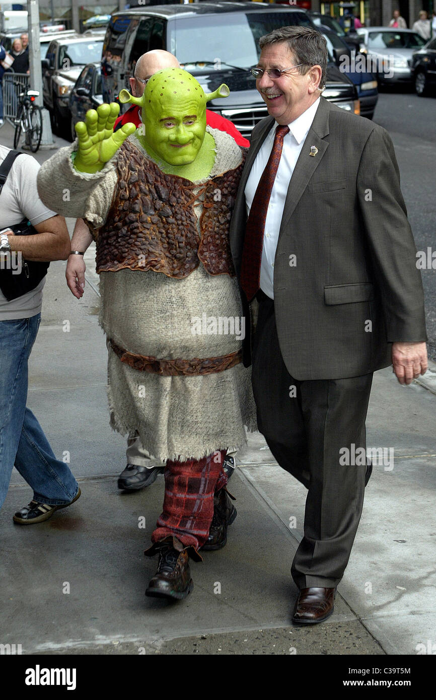 Regis Philbin vestito come Shrek fuori Ed Sullivan Theater per il "Late  Show con David Letterman' New York City, Stati Uniti d'America Foto stock -  Alamy