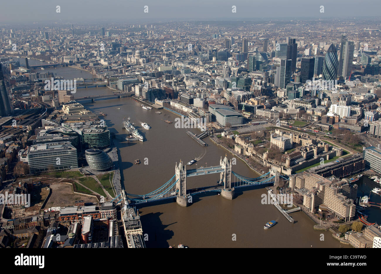 La città di Londra e il fiume Tamigi dall'aria. Foto Stock