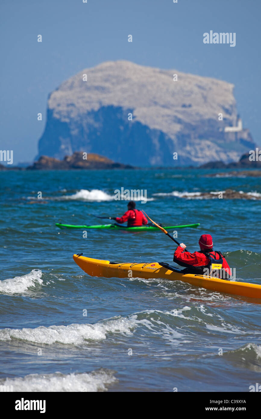 Due kayak da mare con Bass Rock in background, East Lothian, Scozia, Regno Unito, Europa Foto Stock