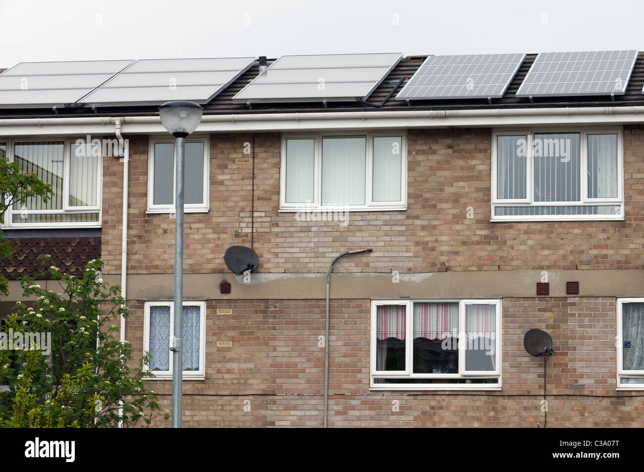 Appartamenti Residenziali con pannelli fotovoltaici di produzione di energia elettrica e di acqua calda, UK. Foto Stock