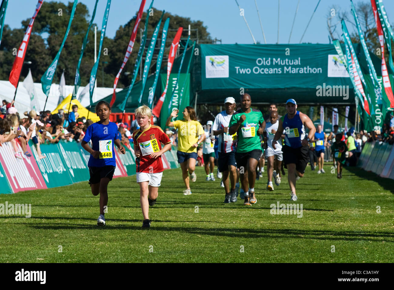 Gli adolescenti al traguardo della 5km Fun Run, Two Oceans Marathon, Cape Town, Sud Africa Foto Stock