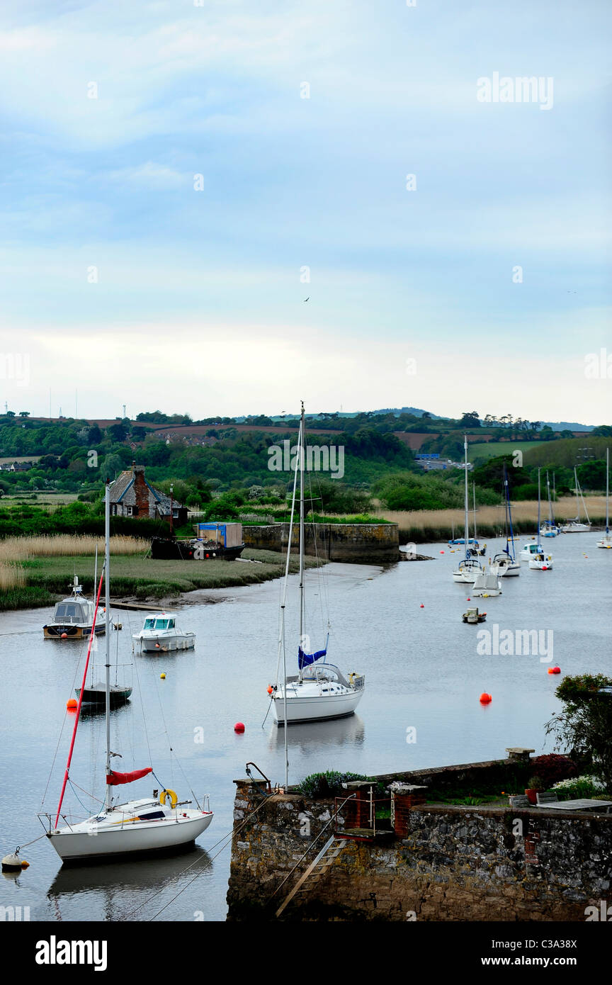 Una vista di alcune barche a vela sul fiume Exe - Topsham, Devon, Regno Unito Foto Stock