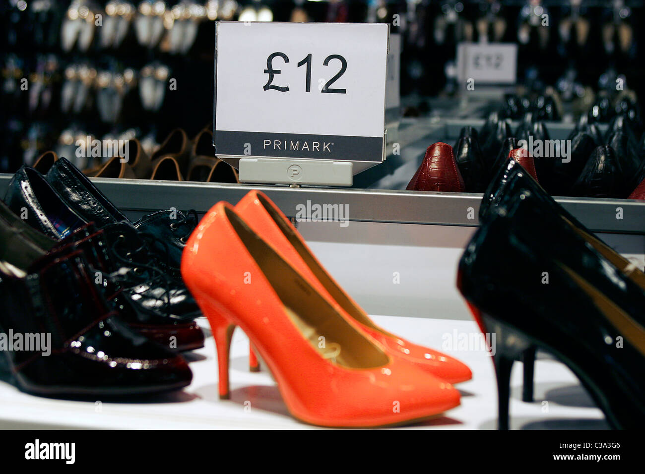 Le scarpe isola in un Primark store Foto stock - Alamy