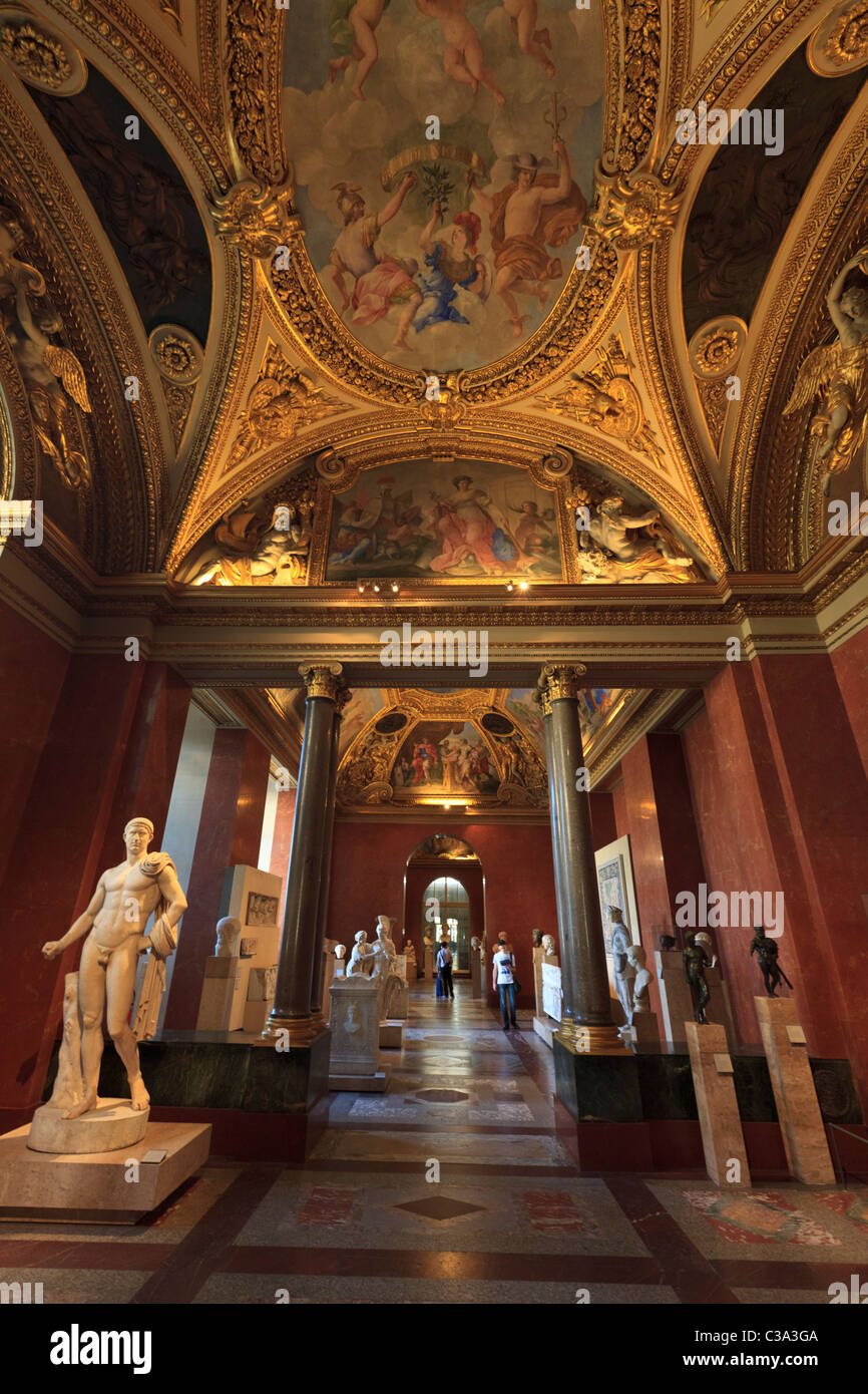 Una galleria del Museo del Louvre con il suo soffitto decorato dipinto, Parigi Foto Stock