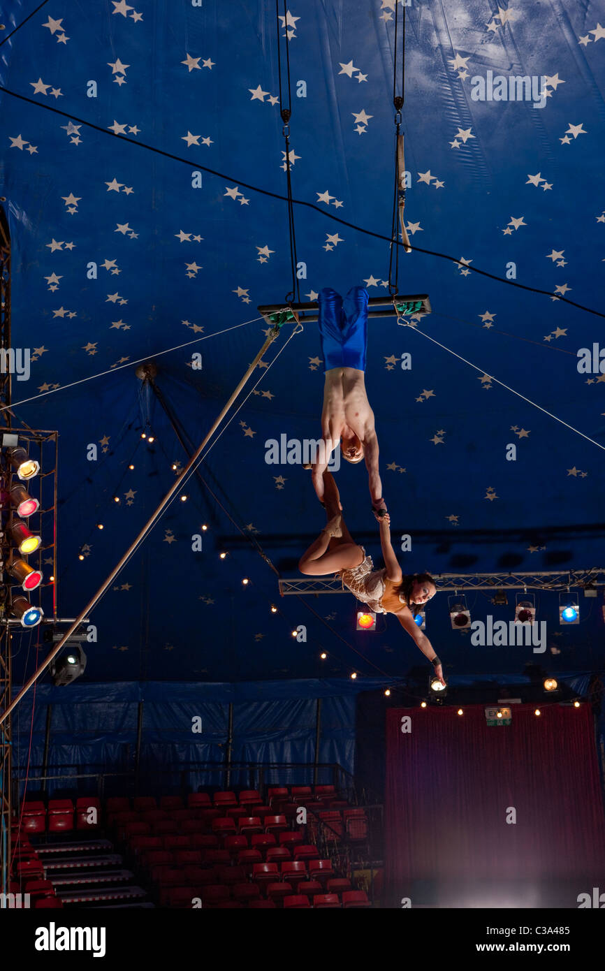 Guardando il circus trapezista's Foto Stock