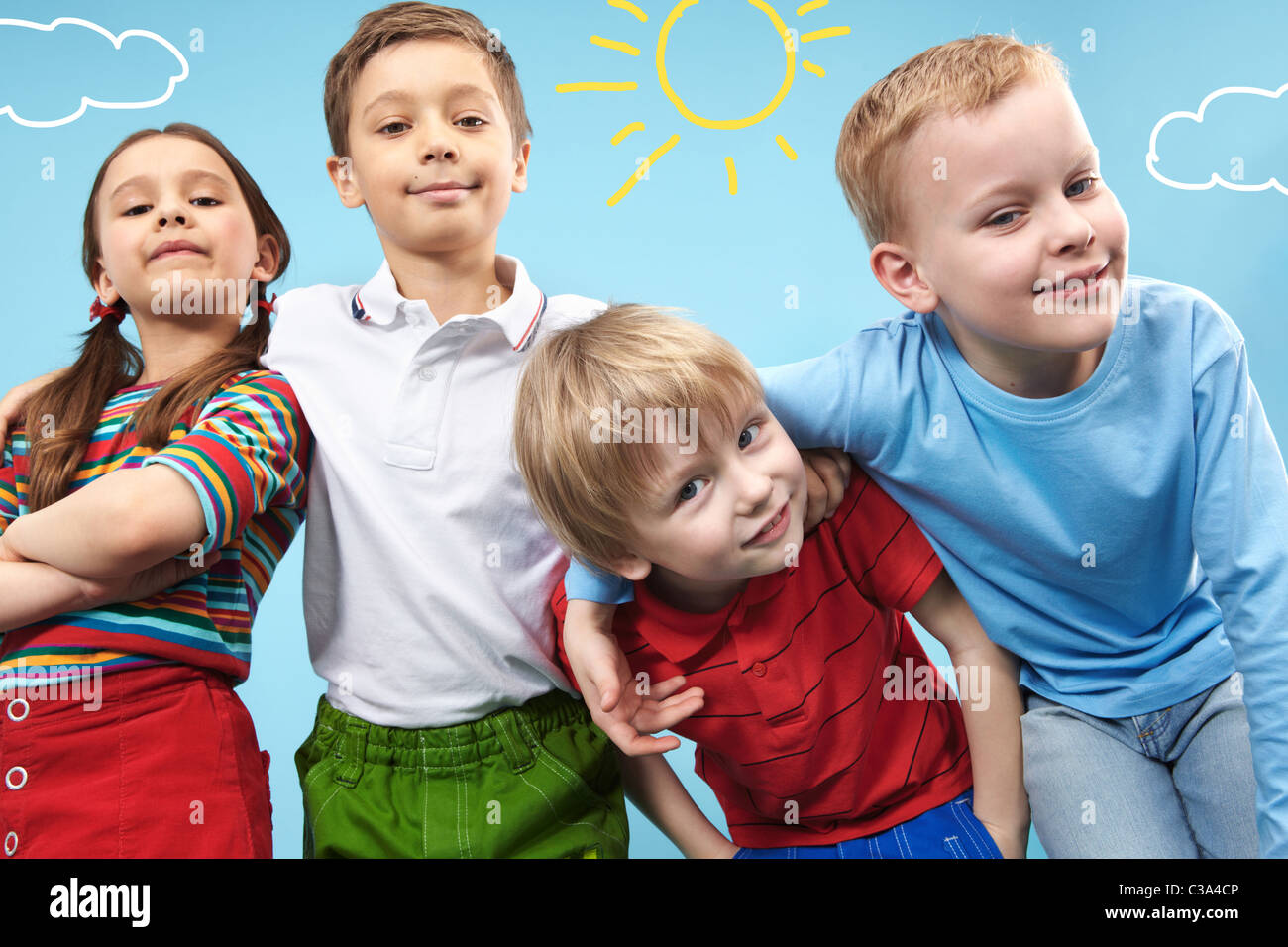 Un gruppo di ragazzi adorabili guardando la fotocamera in ambiente creativo Foto Stock