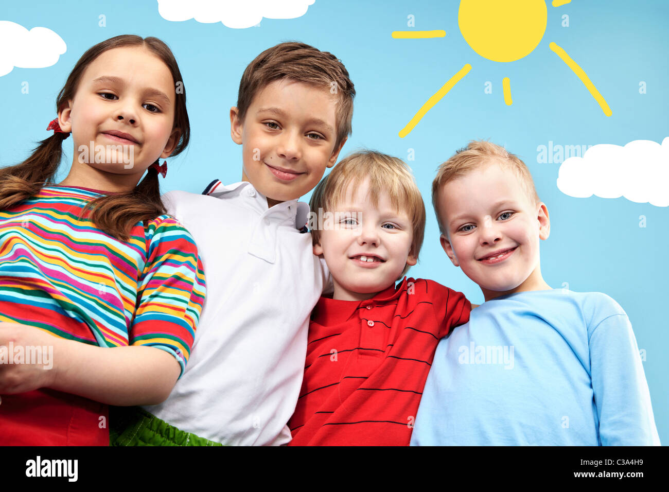 Un gruppo di ragazzi adorabili guardando la fotocamera in ambiente creativo Foto Stock