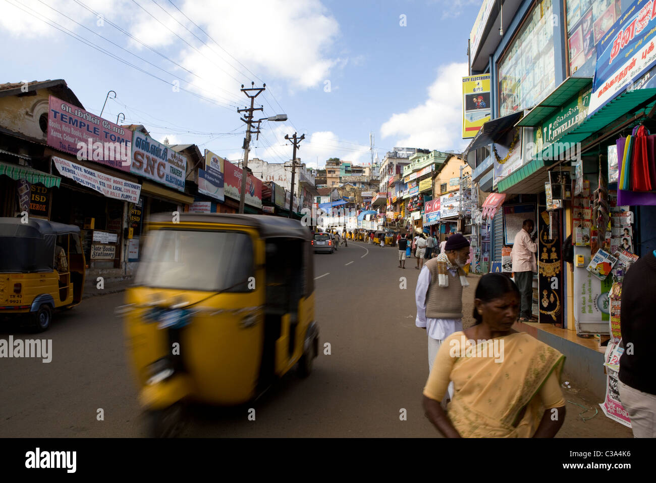 In rapido movimento di traffico su una trafficata strada indiano Foto Stock
