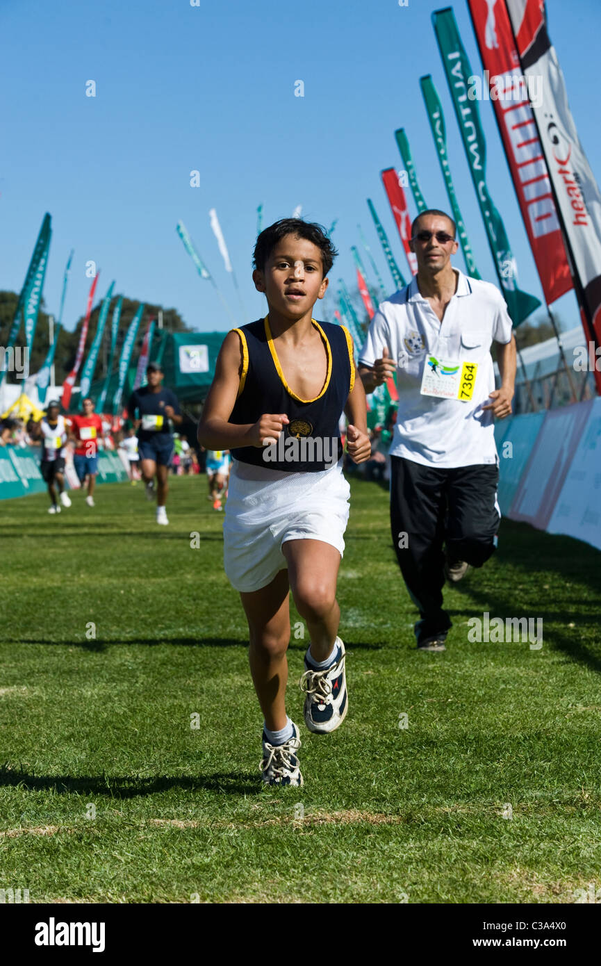 Ragazzo al traguardo della 5km Fun Run, Two Oceans Marathon, Cape Town, Sud Africa Foto Stock