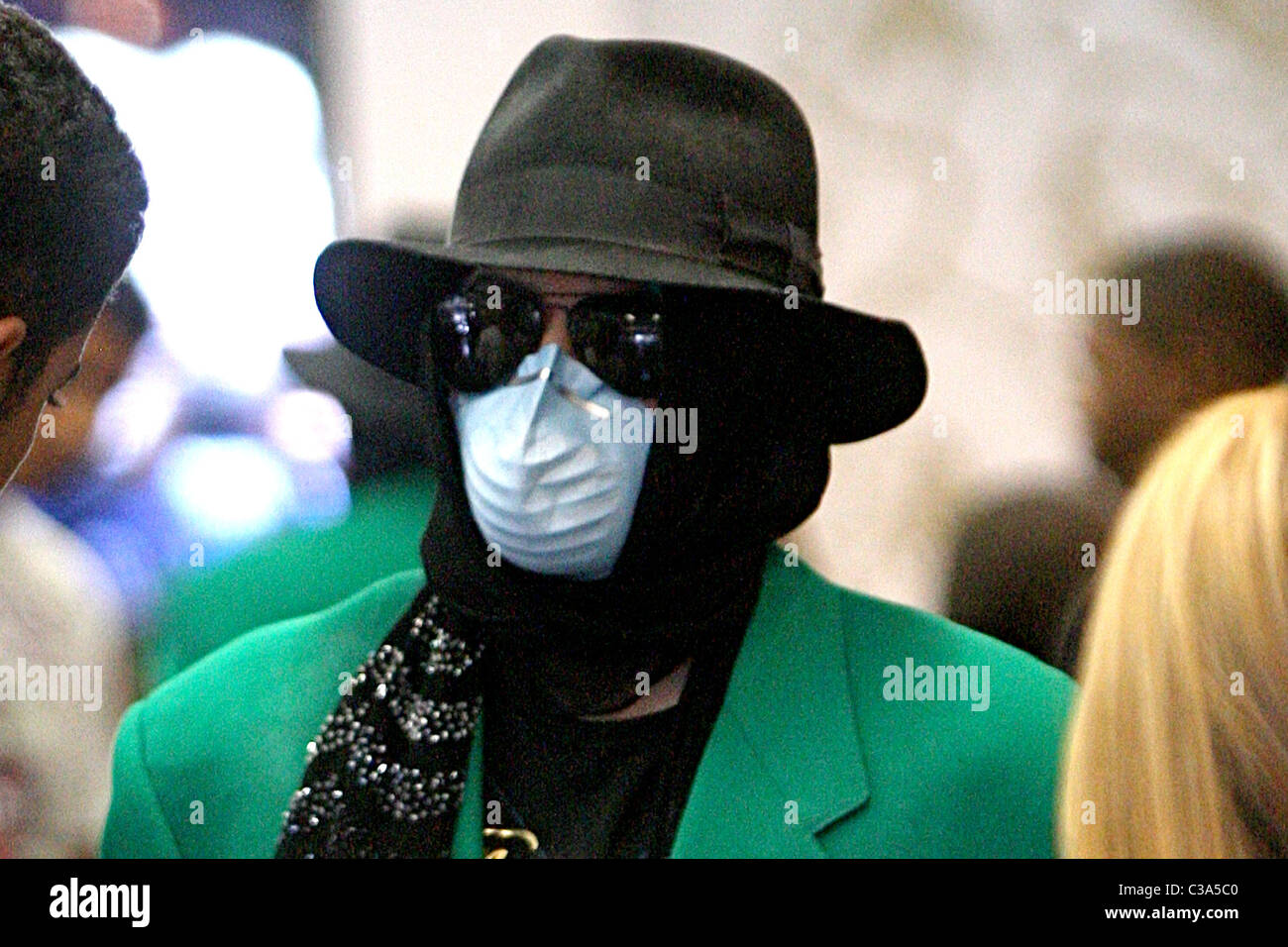 Michael Jackson va di shopping al centro commerciale Ed Hardy con i suoi  figli mentre indossa una maschera facciale bianca e cappello nero Los  Angeles Foto stock - Alamy
