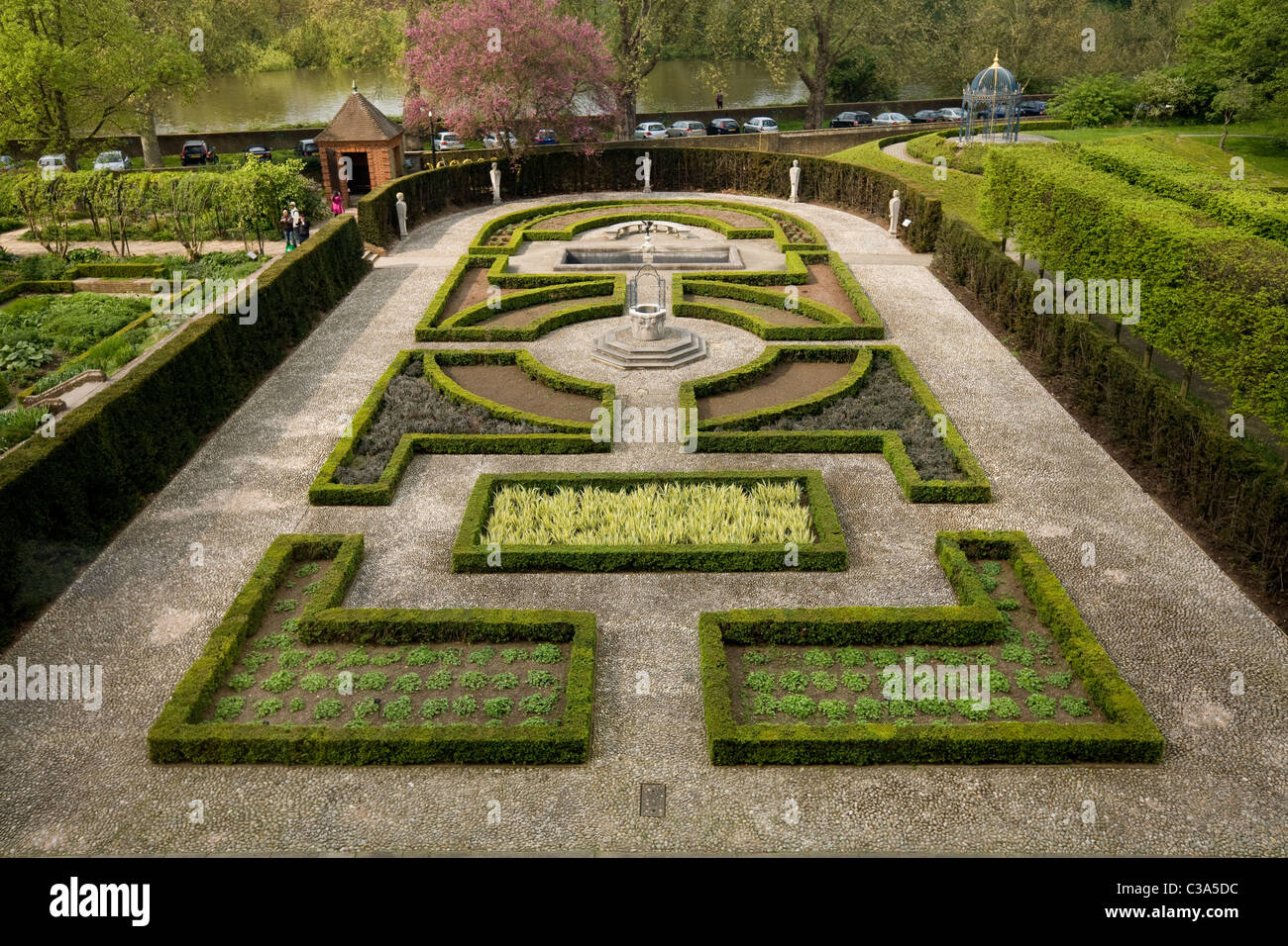La formale della regina: Giardino del XVII secolo e in stile giardino situato dietro / sul retro della casa Olandese / Kew Palace. Regno Unito. Foto Stock