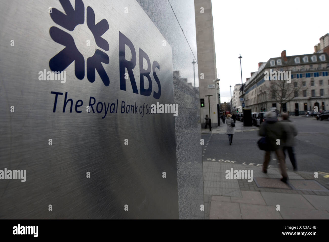 Segno di RBS al di fuori di una filiale nel centro di Londra Foto Stock