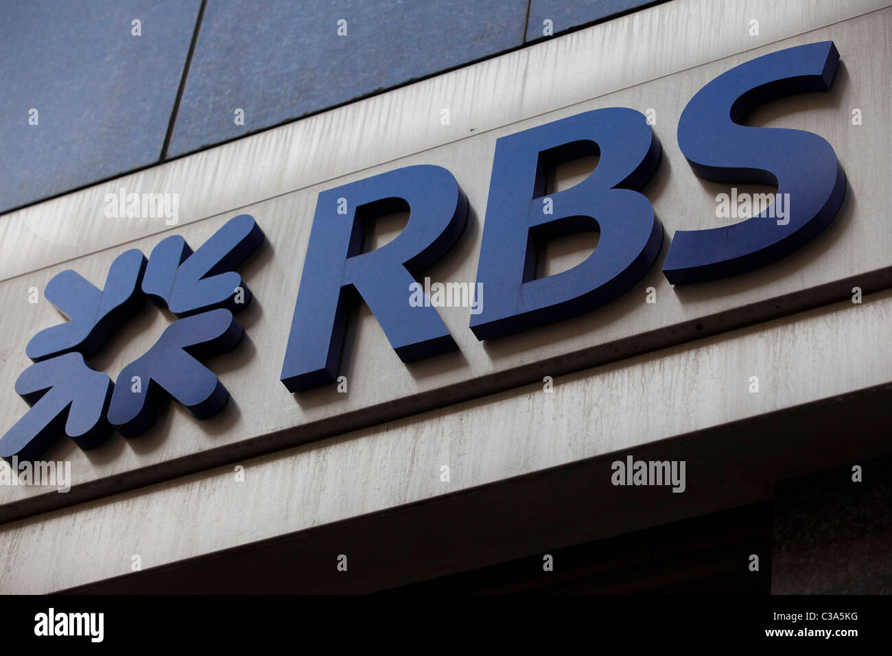 Il logo RBS al di fuori di una succursale a Londra. Foto Stock