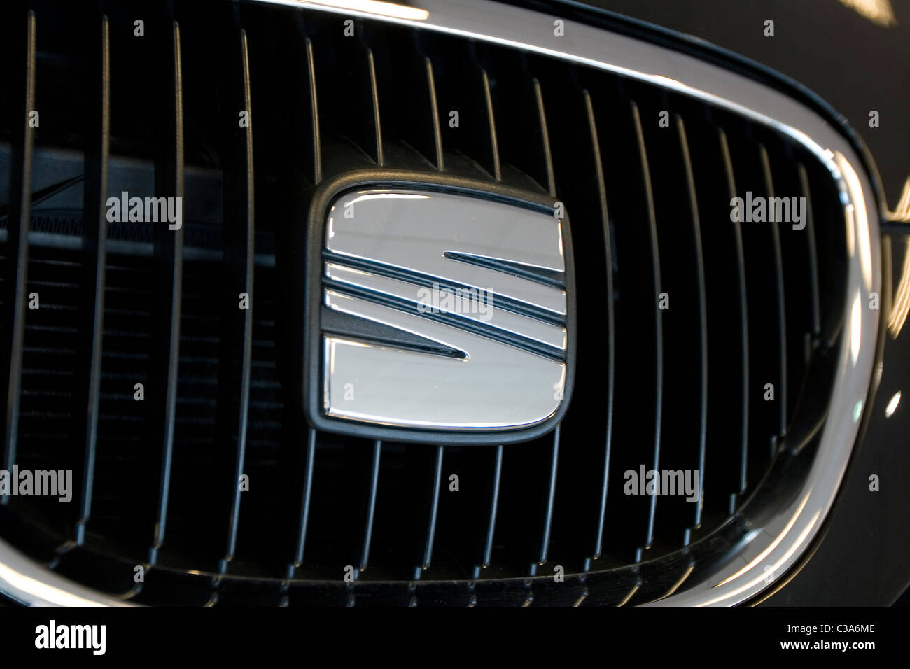 La sede emblema che adorna la parte anteriore delle loro vetture Foto Stock