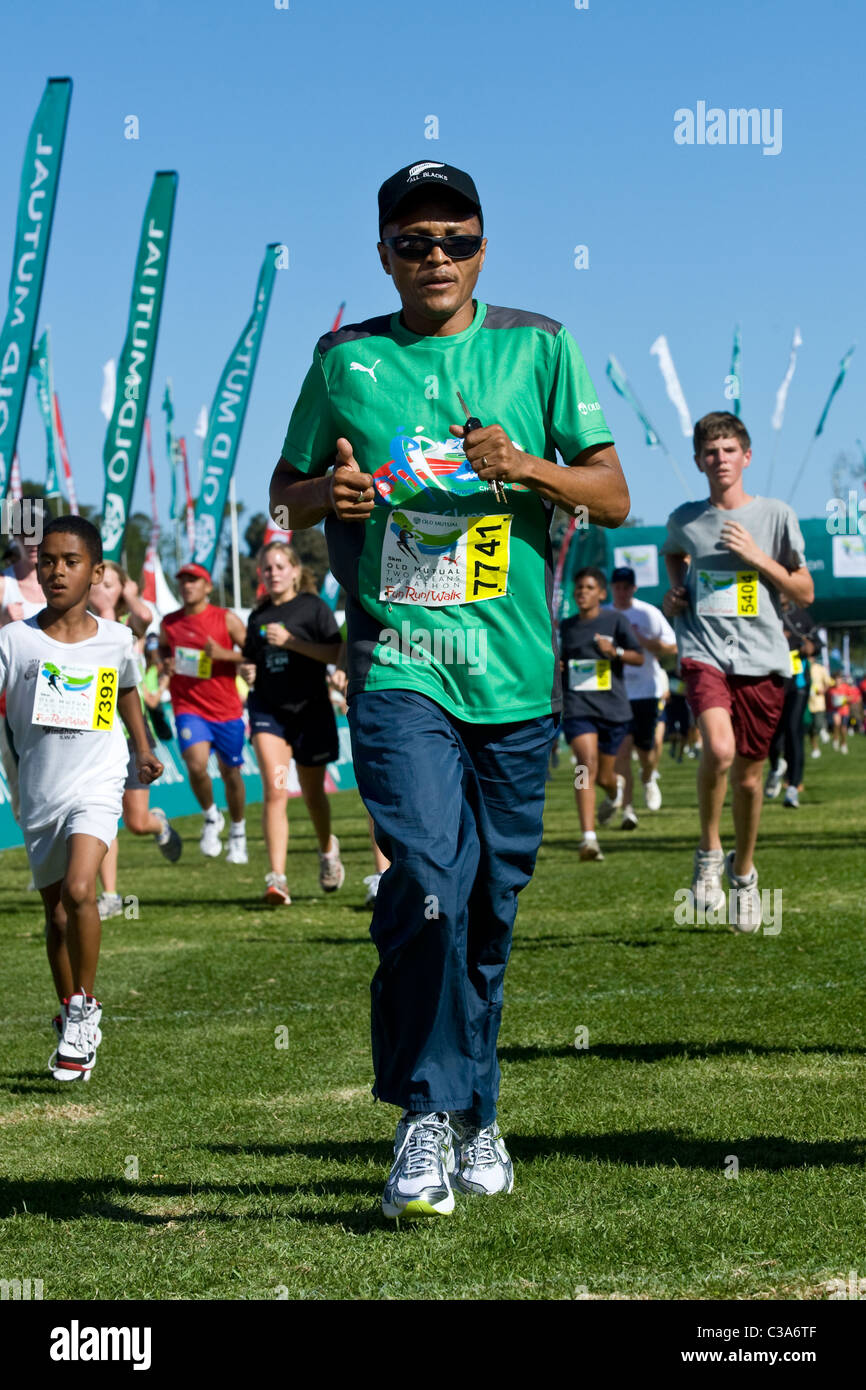 Runner la finitura 5km Fun Run, Two Oceans Marathon, Cape Town, Sud Africa Foto Stock