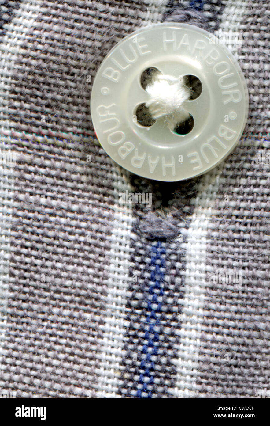 Immagine dettagliata di una camicia pulsante e il pulsante foro su un mens striped Porto Azzurro - marchio di Marks & Spencer (M&S) shirt Foto Stock