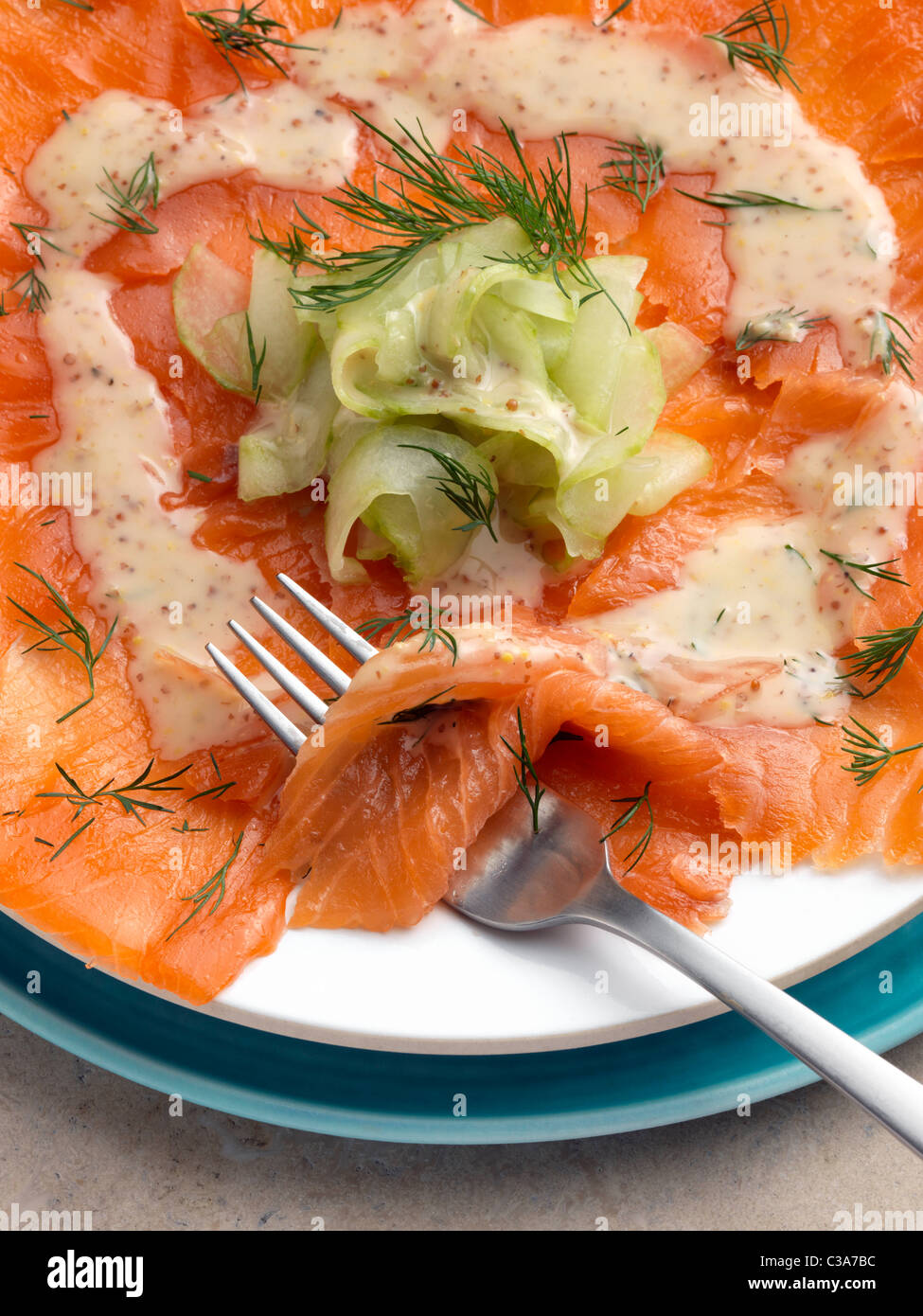 Gravadlax salmone affumicato con aneto cetriolo medicazione di senape Marco Pierre White ricetta Foto Stock