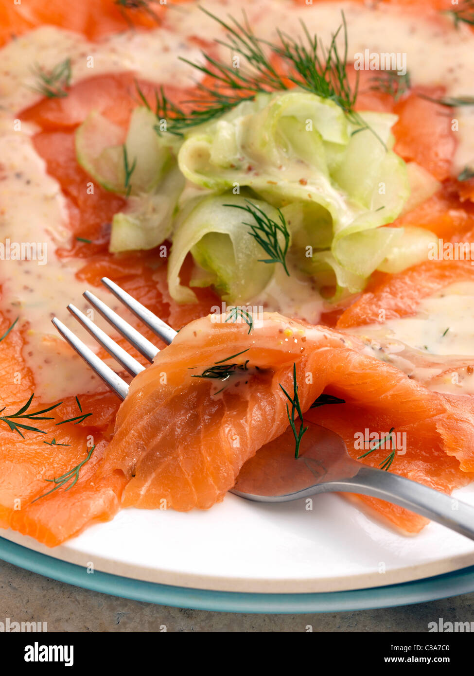 Salmone affumicato gravadlax cetriolo aneto medicazione di senape Foto Stock