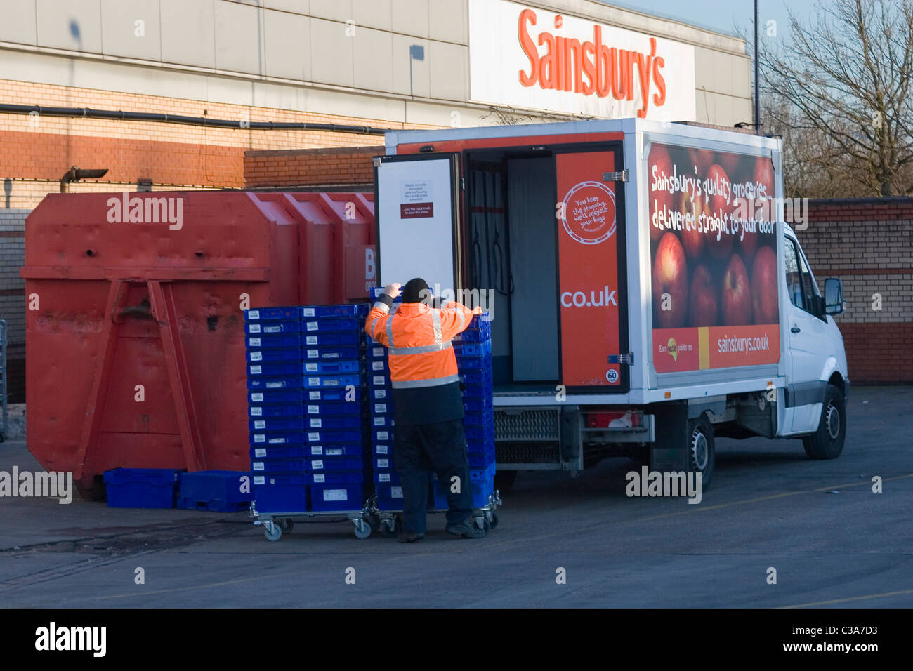 Un supermercato Sainsbury's il magazzino di scarico dei dipendenti di un furgone frigorifero. Foto Stock