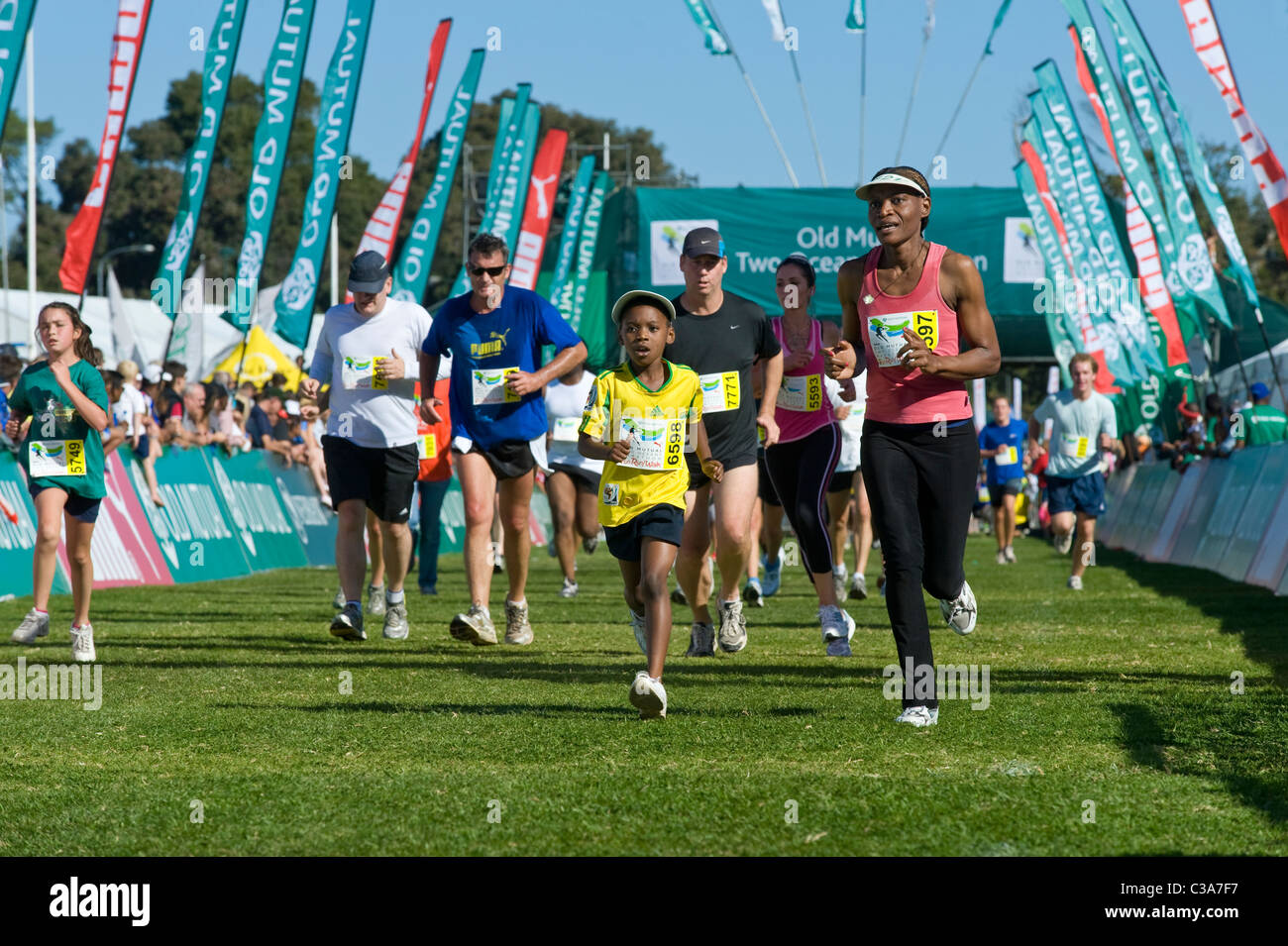 Unità di finitura di 5km Fun Run, Two Oceans Marathon, Cape Town, Sud Africa Foto Stock