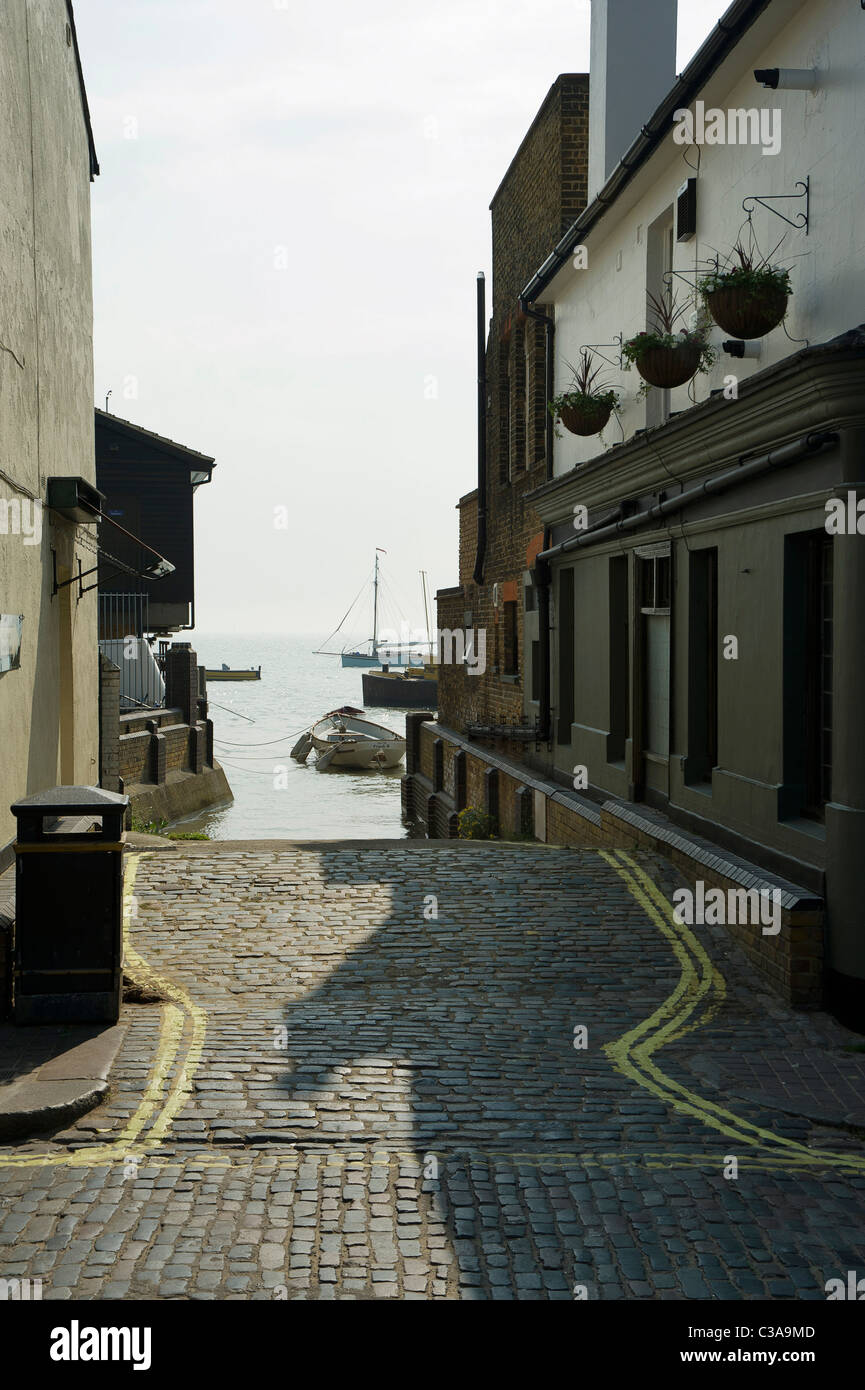 Vista strada giù nel mare tra edifici al vecchio Leigh, Essex Foto Stock