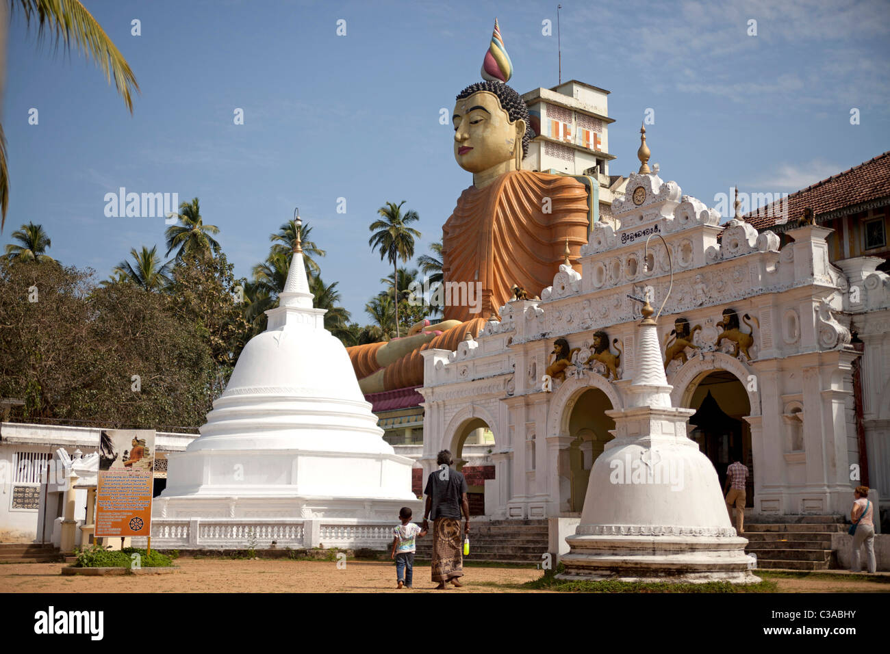 Nonno e bambino presso Sri Lankas più grande statua del Buddha a Wewurukannala Vihara tempio vicino Dikwella, Pussalagoda, Sri Lanka Foto Stock