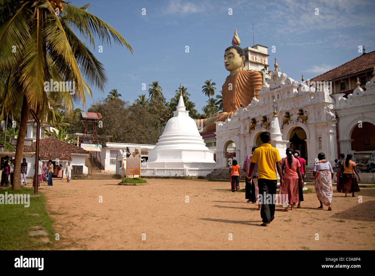 Visitatori presso Sri Lankas più grande statua del Buddha a Wewurukannala Vihara tempio vicino Dikwella, Pussalagoda, Sri Lanka, Walasgala Foto Stock