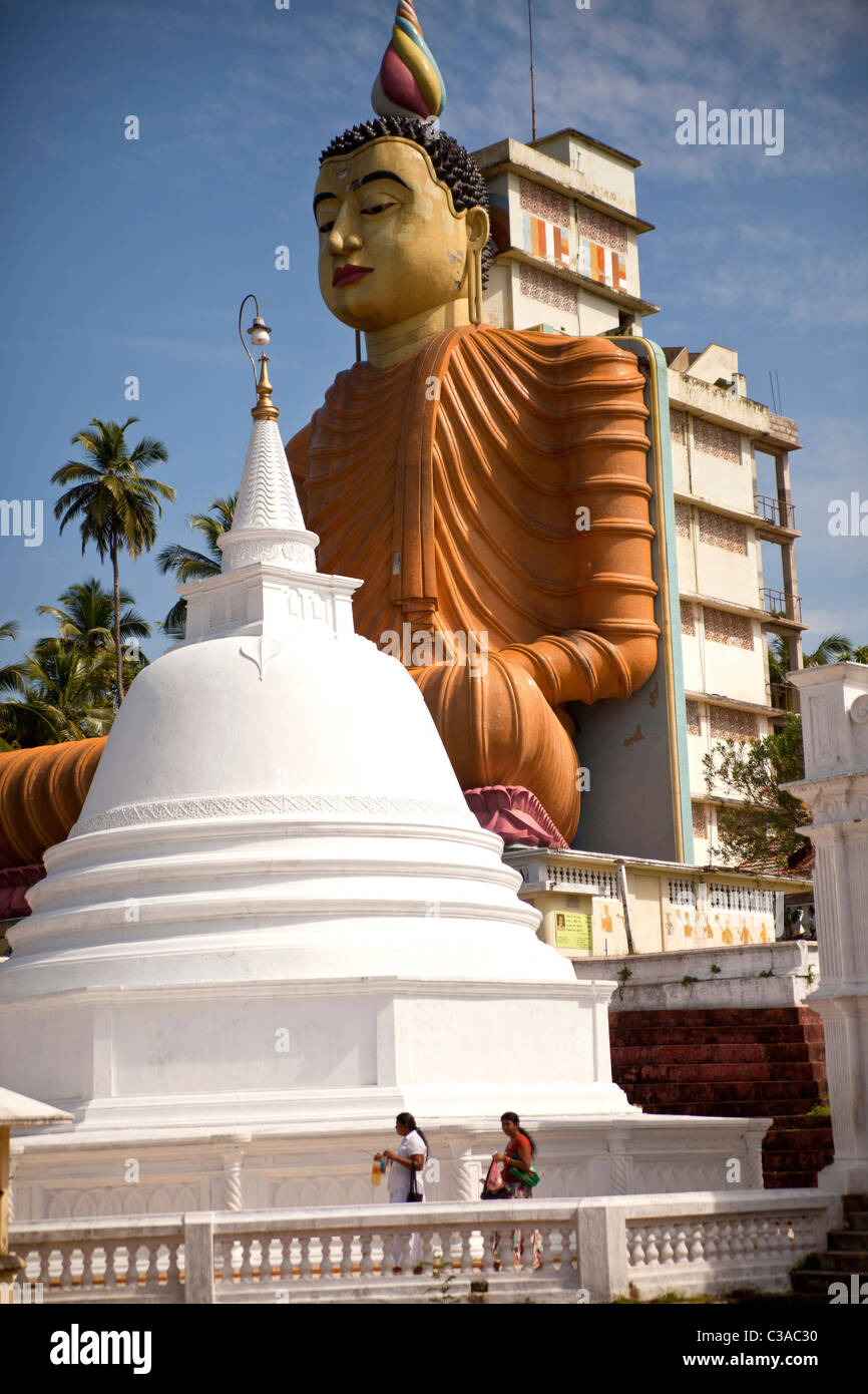 Visitatori presso Sri Lankas più grande statua del Buddha a Wewurukannala Vihara tempio vicino Dikwella, Pussalagoda, Sri Lanka, Walasgala Foto Stock