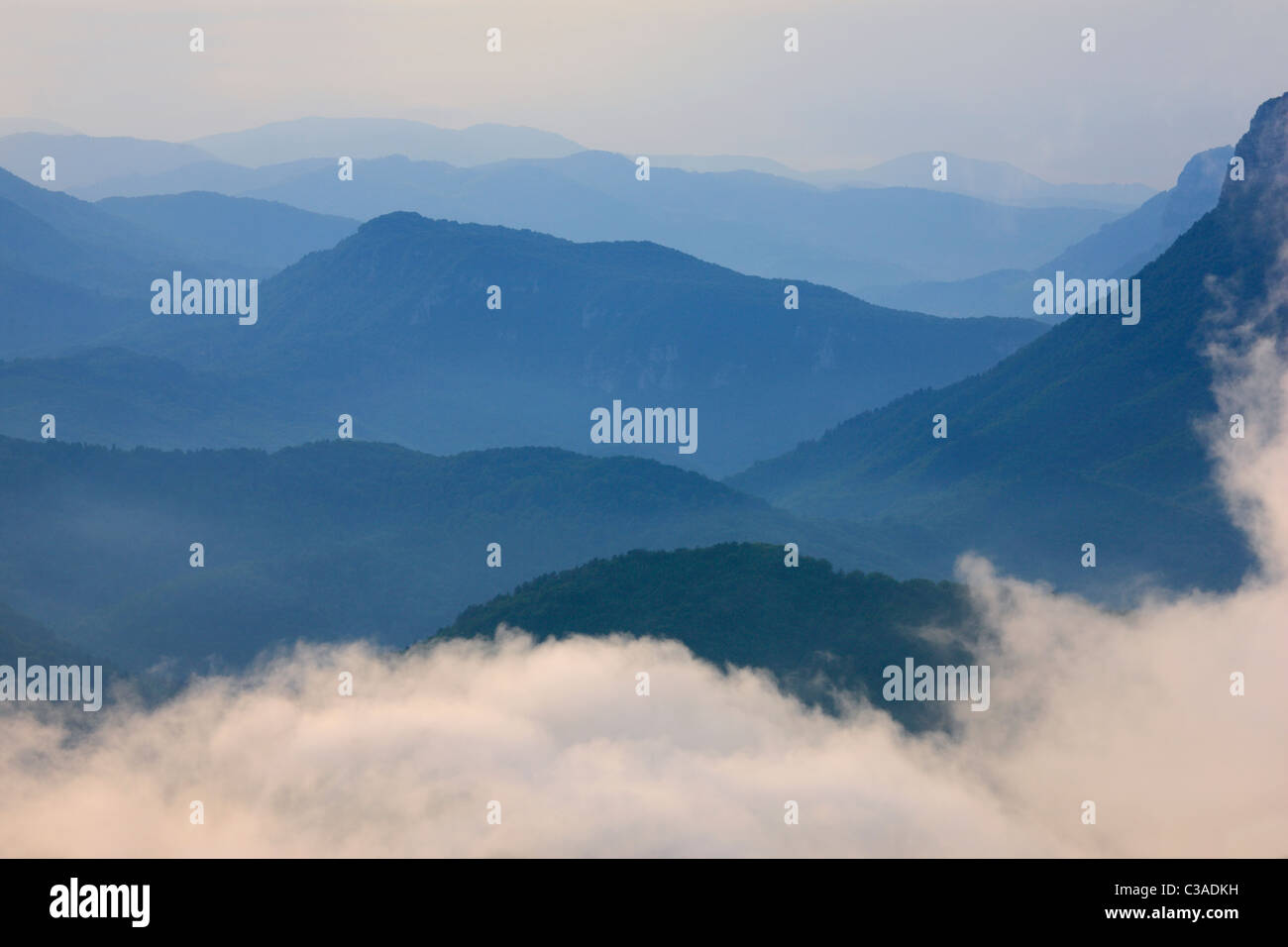 Le montagne e le nuvole nella regione di Gorski kotar - Croazia Foto Stock