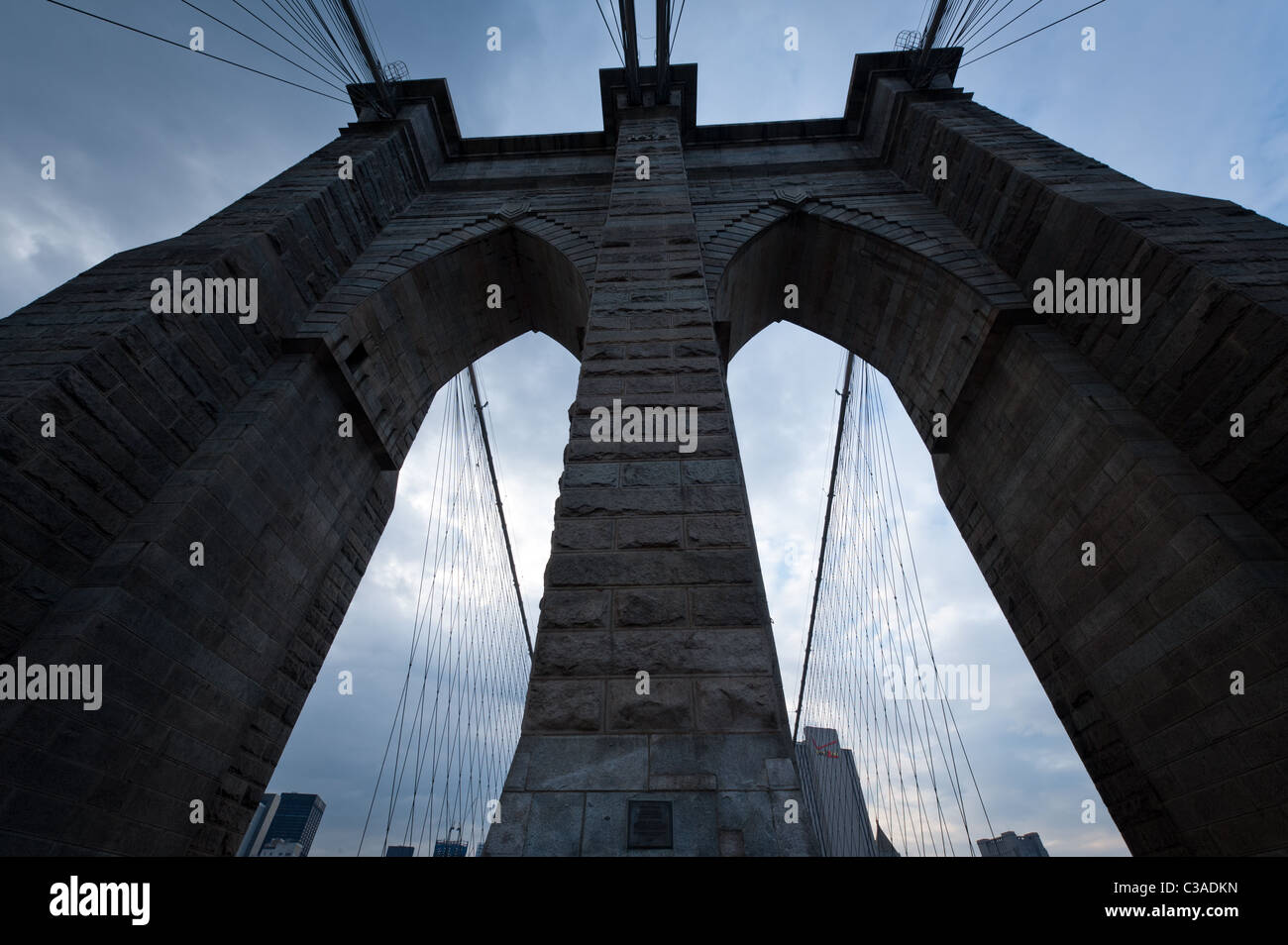 Al di sotto del ponte di Brooklyn Bridge Foto Stock