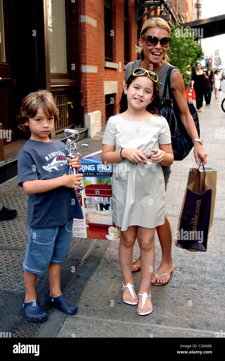 Joaquin Consuelos, Lola Consuelos e Kelly Ripa Kelly Ripa Shopping a Soho con i suoi figli mentre trasporta un professionista Foto Stock