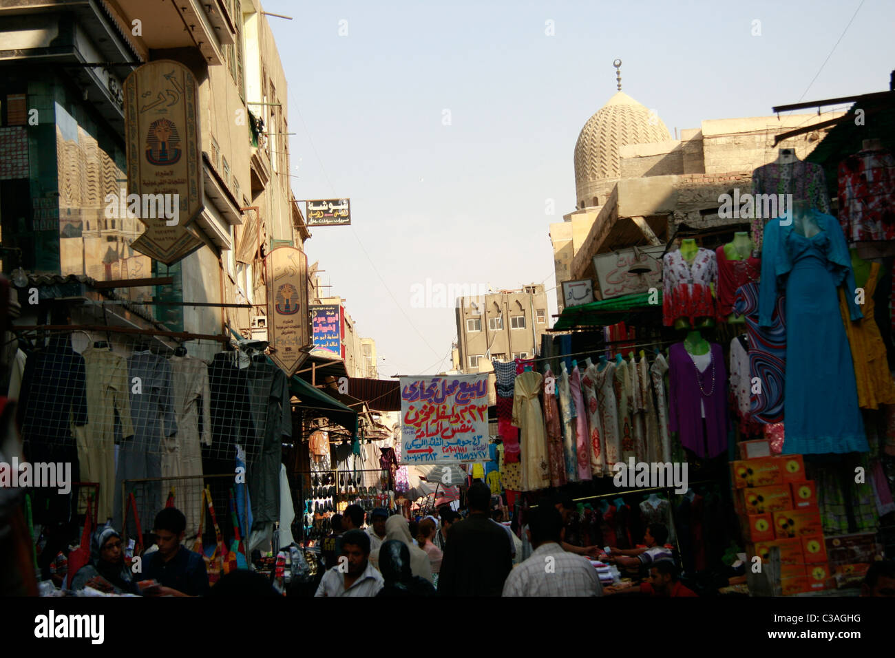 I vestiti si spegne in Khan al-Khalili. Foto Stock