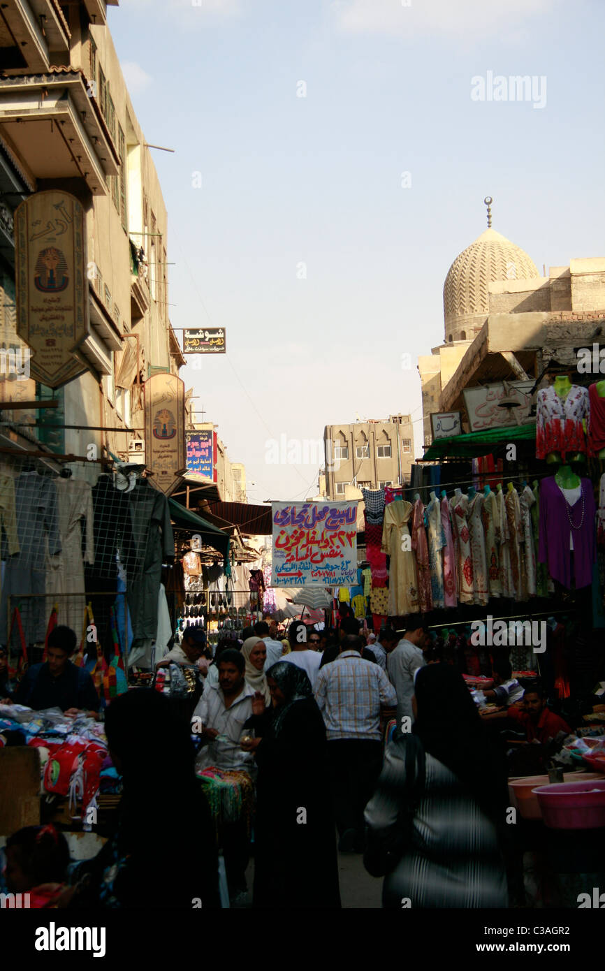 I vestiti si spegne in Khan al-Khalili. Foto Stock