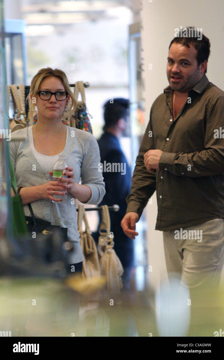 Hilary Duff shopping per scarpe e borse a Barney's New York in Beverly  Hills Los Angeles, California - 05.05.09 Foto stock - Alamy