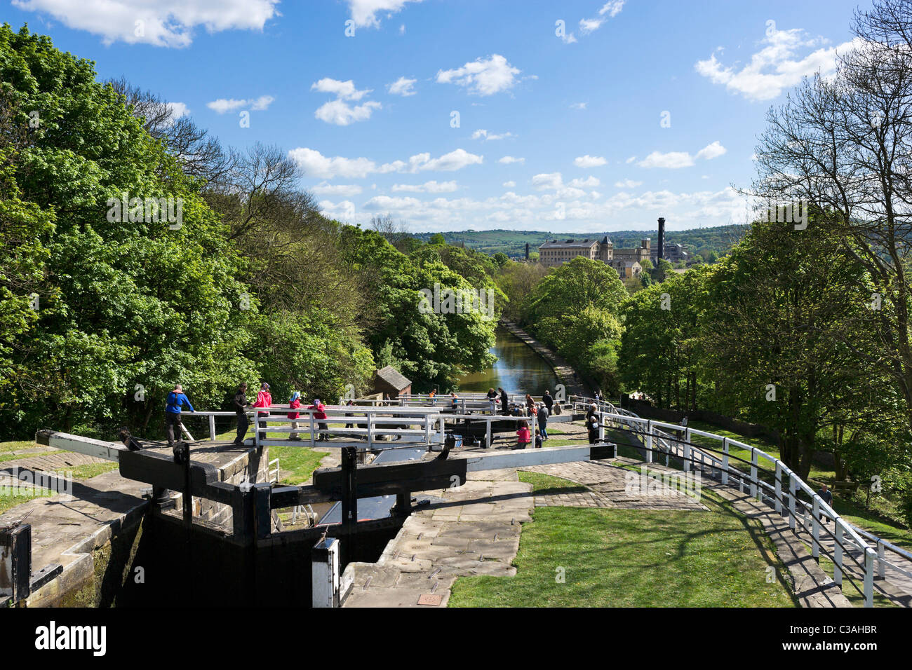 Vista su Leeds e Liverpool Canal dalla parte superiore di cinque serrature aumento, Bingley, West Yorkshire, Regno Unito Foto Stock