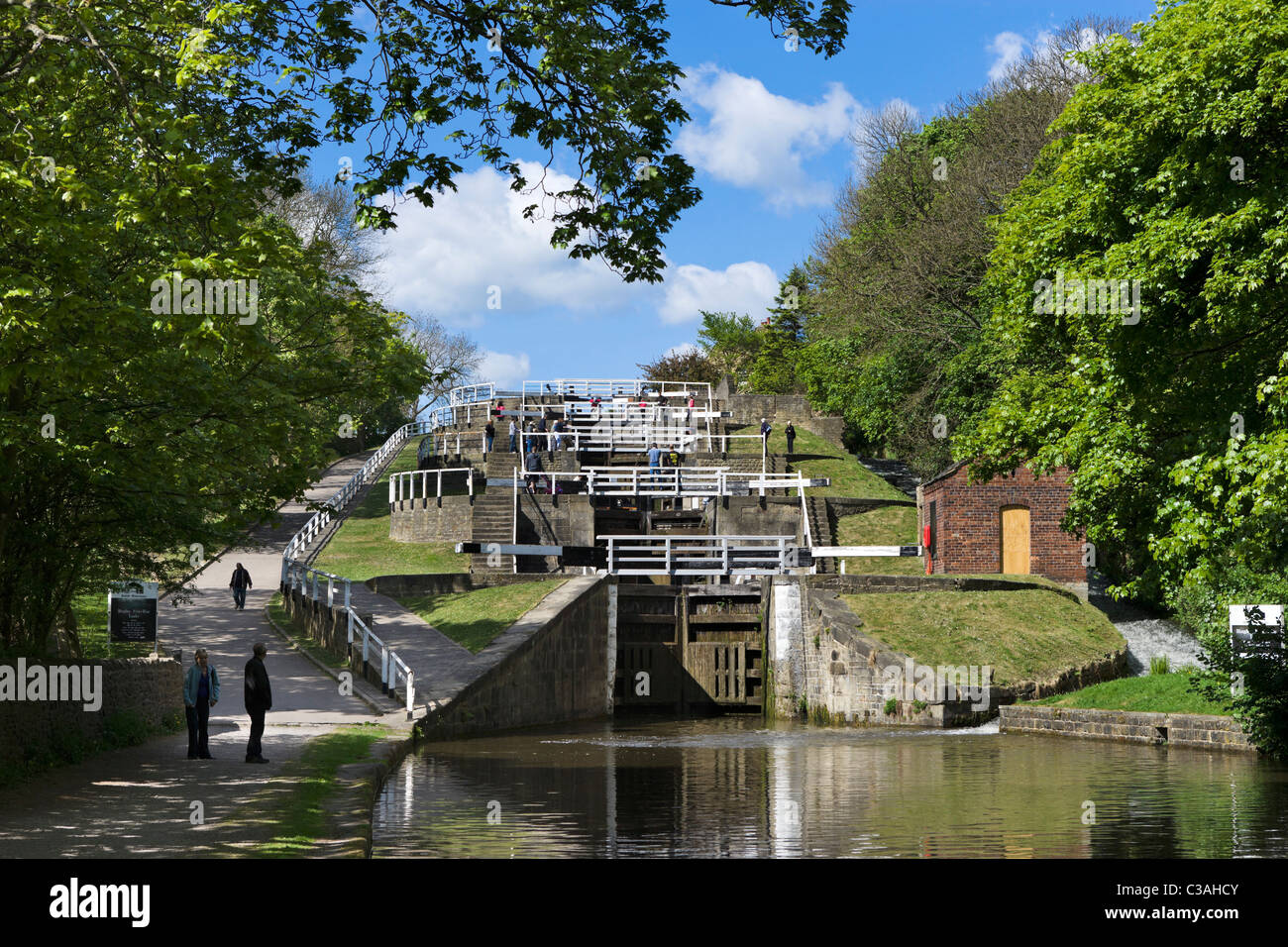 Aumento di cinque serrature su Leeds e Liverpool Canal, Bingley, West Yorkshire, Regno Unito Foto Stock