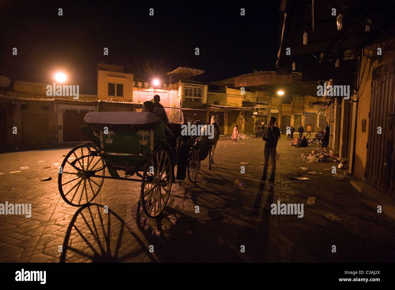 Marrakech, Marocco,15-4-2011. Una unità Caleche attraverso il souk a tarda notte. Foto Stock