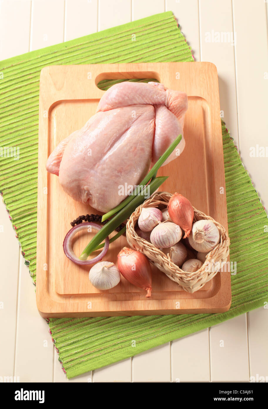 Il pollo crudo fresco cipolla e aglio - still life Foto Stock