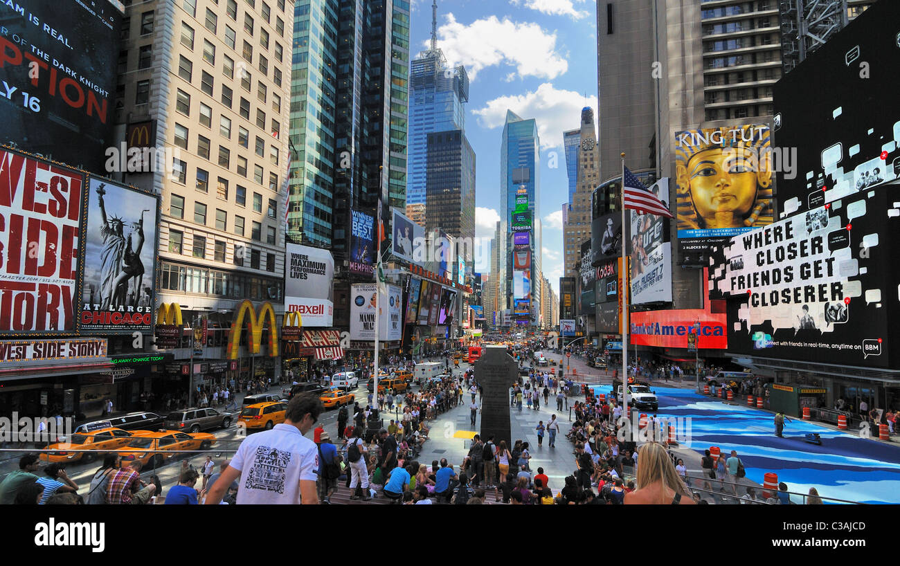 La folla in Times Square a New York City. Foto Stock